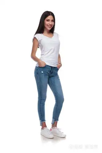 宽松的休闲女孩站立与手在口袋在白色背景, 充分的身体图片