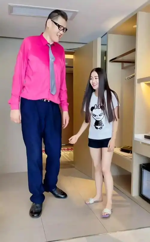 身高差离谱的夫妻之张欢夫妇