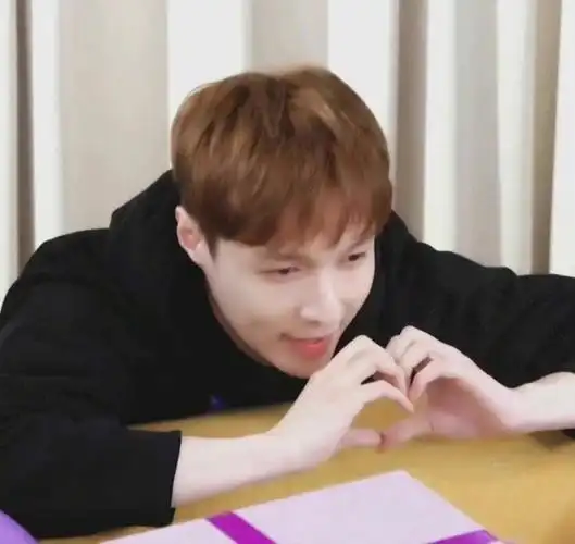 张艺兴向你比了个心