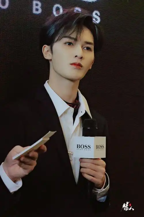 [消息]这是哪家豪门贵公子出街啊!正装美人朱正廷现身南京boss活动