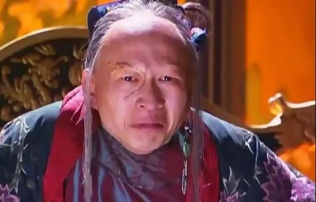 一次,"裘千尺"李明坐出租车,出租车司机皱着眉头问他:"你是干什么的?"