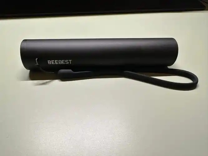 开箱极蜂强光变焦手电筒