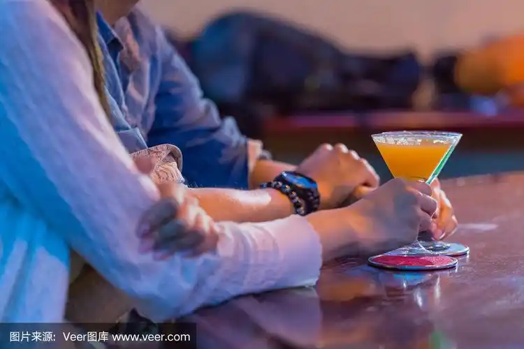 在吧台喝酒的日本夫妇