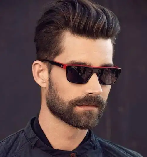 除了后梳的背头,也很有很多人喜欢侧梳,这样显得更年轻一些