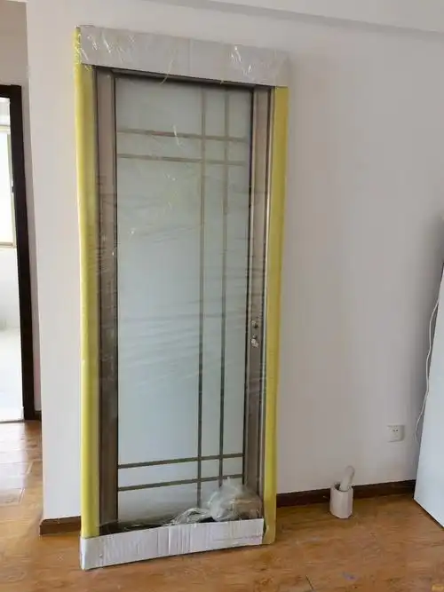 出香槟金色高配铝合金门一道双层钢化玻璃