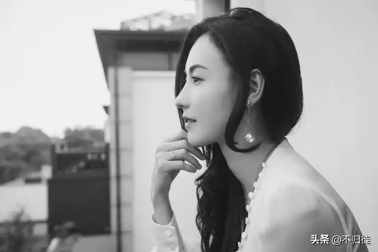 杨幂谢霆锋早已领证完婚杨幂霸气维权怒告造谣者将赔偿6万