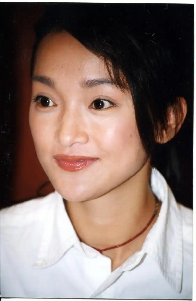 周迅20年前照片曝光,表情搞怪翻白眼,脖子戴红色项链