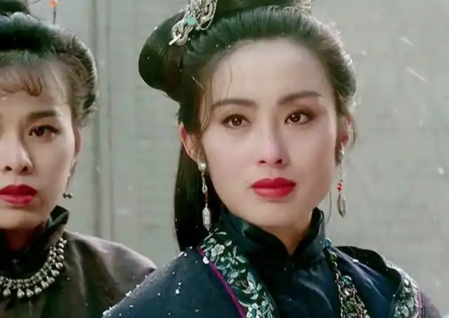 52岁张敏被疑整容硬气下颌骨不见变瓜子脸现沦落做直播带货