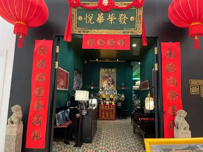 沉浸式港式餐厅#杭州拍照打卡走进店内,印入眼帘的是当代男神团福禄寿