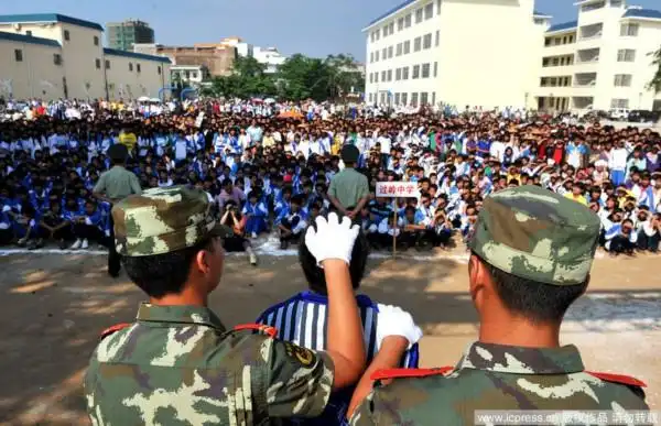 数千名天涯镇地区群众聚集在天涯镇中心学校公开处理大会现场,近二百