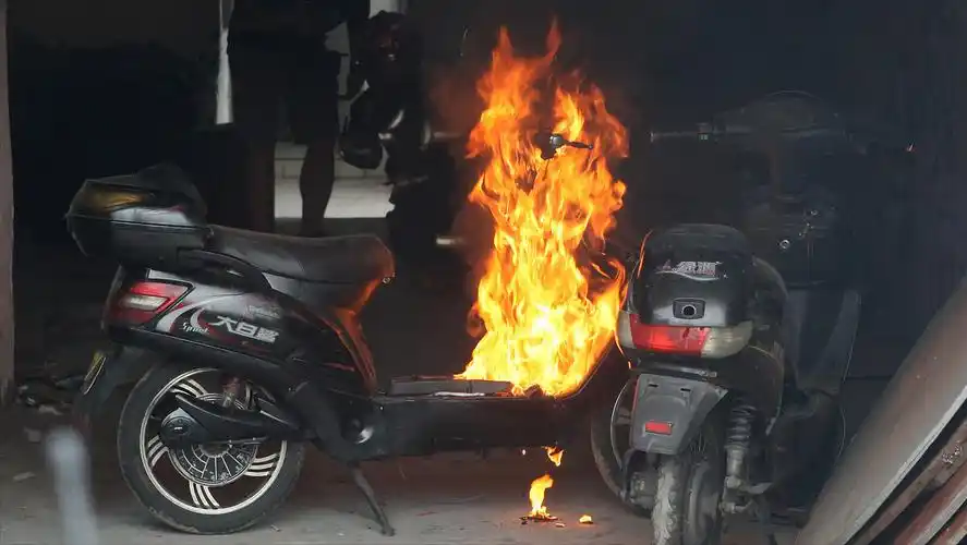 铅酸电池安全吗(揭开电动车铅酸电池容易爆炸的真相)(图1)