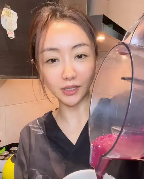 杨蓉瘦得尖下巴越来越明显了,她在家榨果汁没化妆,瘦长脸型感觉和以前