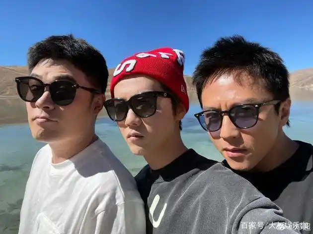 邓超更新三人合影