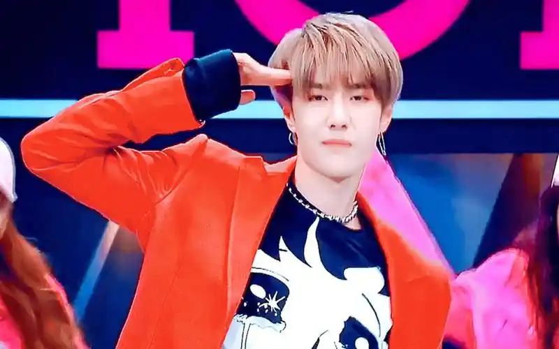 当男明星遇上女团舞:易烊千玺甜萌王一博酷帅黄子韬穿粉衣_哔哩哔哩