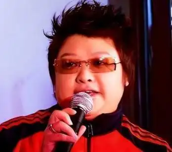 瞒不住了!韩红家庭底细被曝光,难怪娱乐圈里"无人敢惹"