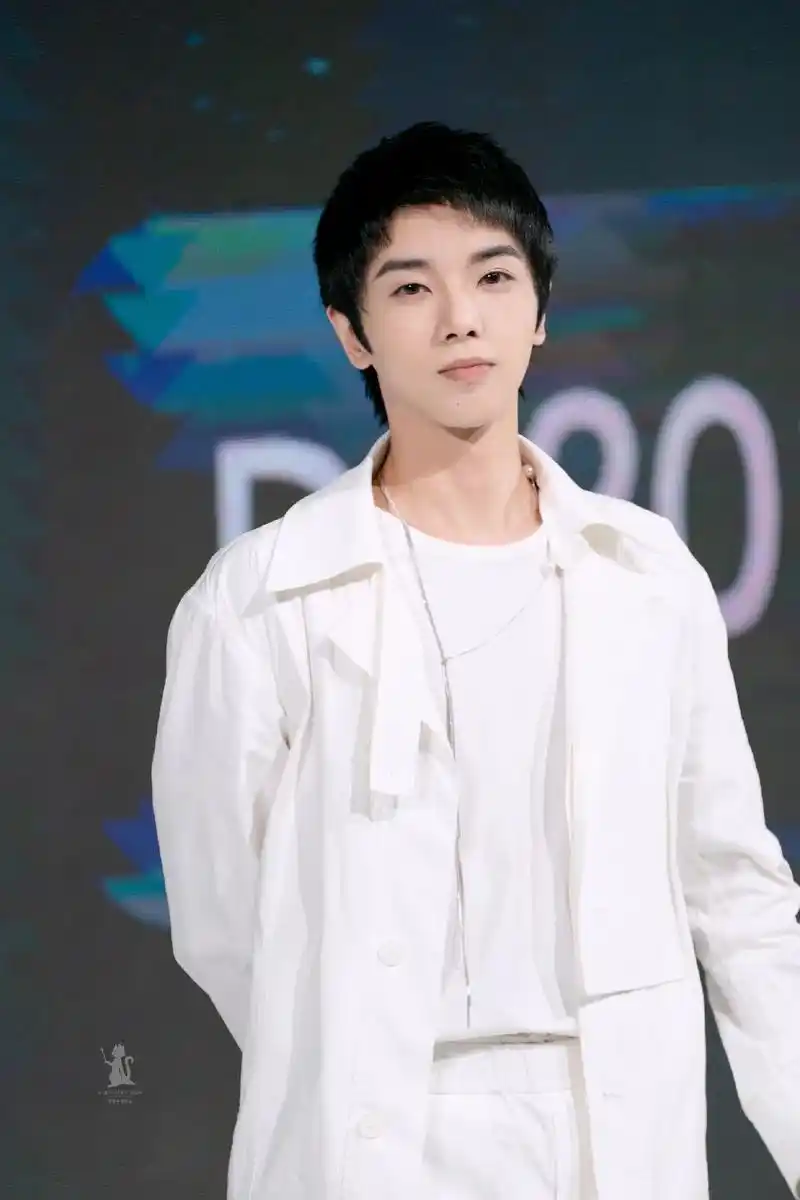 华晨宇上海见面会壁纸送上,笑起来好看的要命