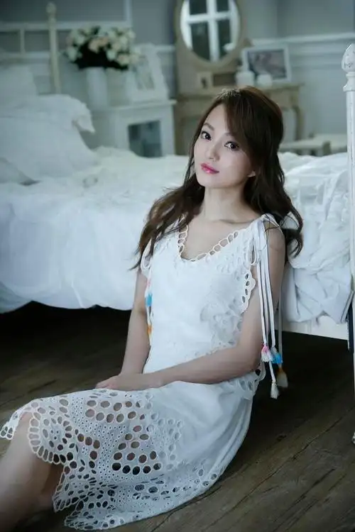 拍《终于》mv囚禁巨型鸟笼 张韶涵唱出虐心情歌