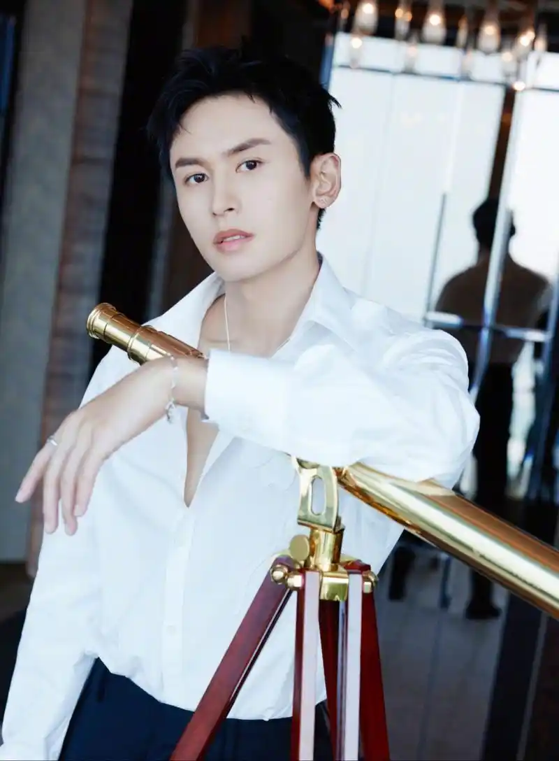 张哲瀚当红男星写真合集:玉树临风,英俊潇洒!