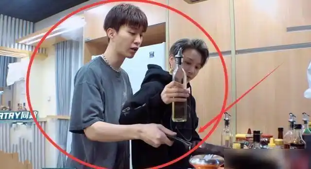 刘雨昕和男嘉宾接触范丞丞吃醋从背后抱住手放位置是男友专属
