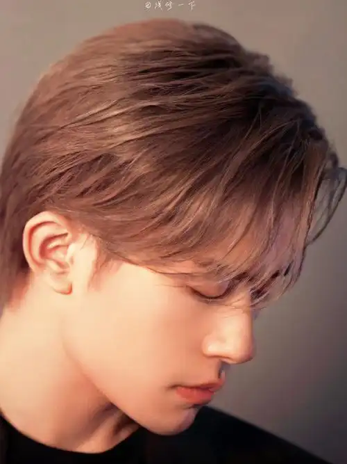 易烊千玺闭眼侧颜