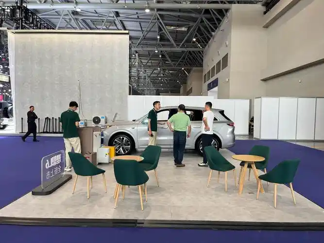重庆车展理想就带了 l6 来,一个小展位 蔚来带了 6