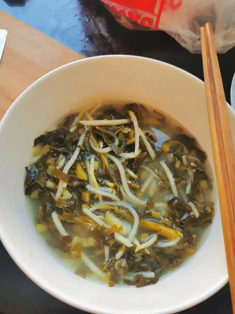 一个人的生活挺简单,今天做了我很久没吃的酸菜面,这么晚了才吃 - 抖