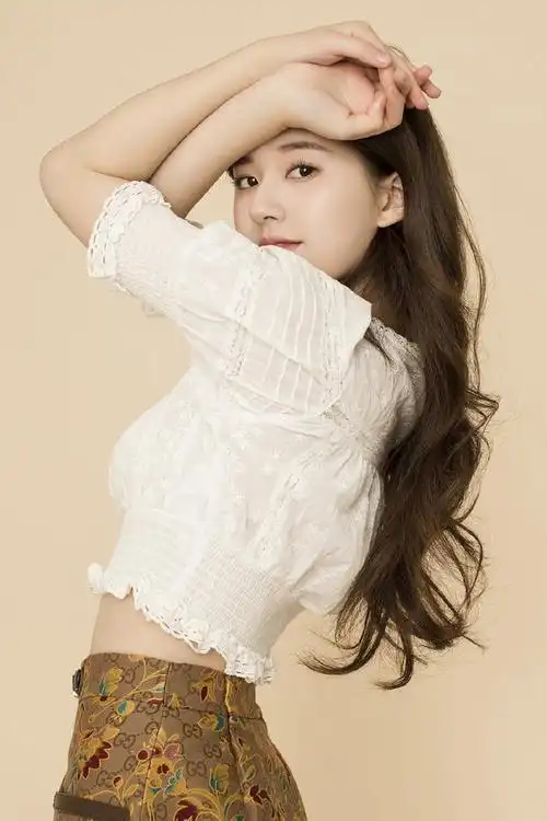 头戴皇冠,犹如高冷女皇赵露思清新白裙写真图片,眼神略带高冷赵露思