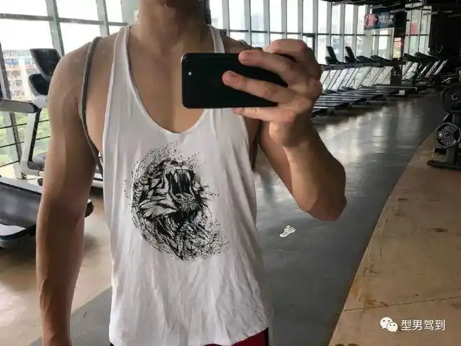 据小哥透露▼小哥一样都不落,而且每项都堪称范本d杯胸肌,六块腹肌