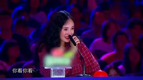 视频:女儿小糯米生日在即杨幂现身机场 穿丝绸开衩裙大秀美腿