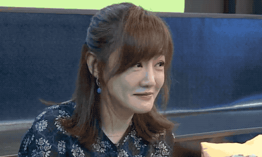 薛佳凝跟她商量,这句话她说不合适,台词显得太自我,会伤人物.