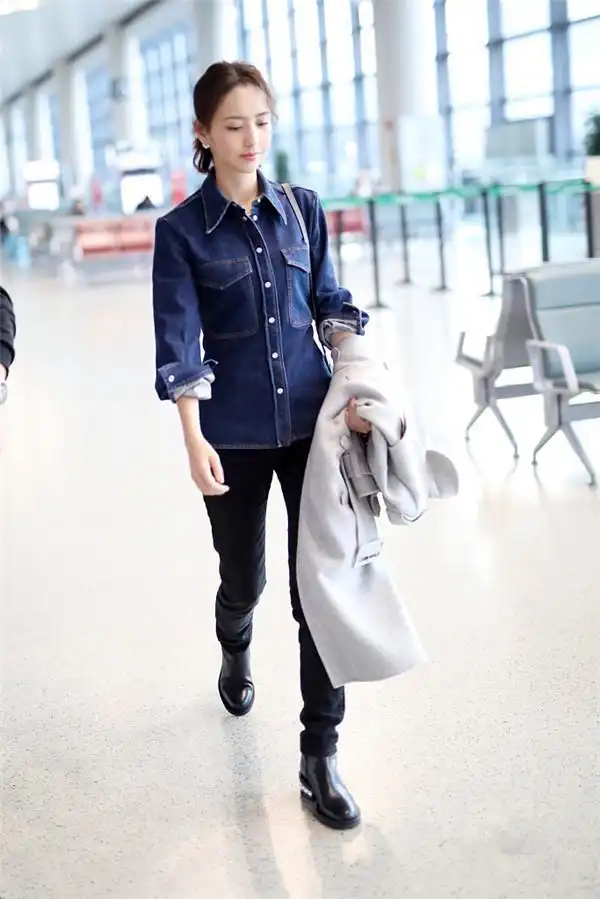 33岁佟丽娅时髦出行,烈焰红唇尽显好气质,网友:街拍新标杆!