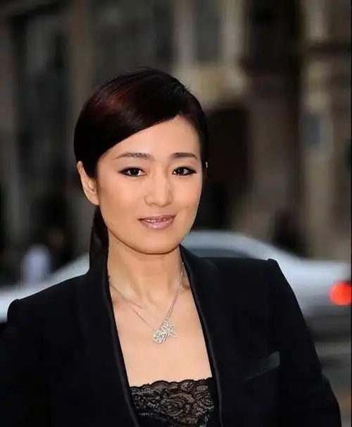 事实证明,陪法国总统访华的巩俐,走上了另一条"道路"!