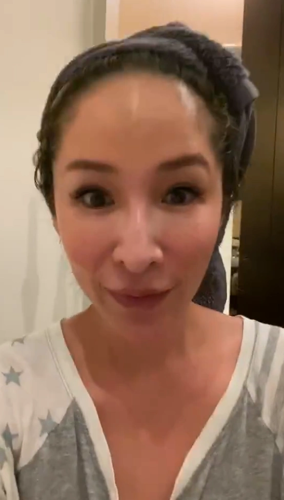 萧亚轩素颜出镜状态佳宅家与宠物玩耍获狗狗亲吻