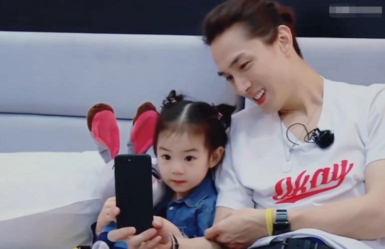 李承铉还曾带着女儿lucky参加综艺节目,lucky凭借可爱的表现成为萌娃