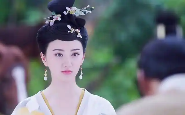 古装剧7大王妃造型pk:李长乐戴金冠沈珍珠簪桃花,杨雪舞最朴素