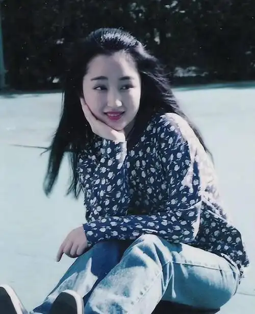 杨钰莹终究是老了,在美颜下看似年轻,但身材发福还是有点暴露了