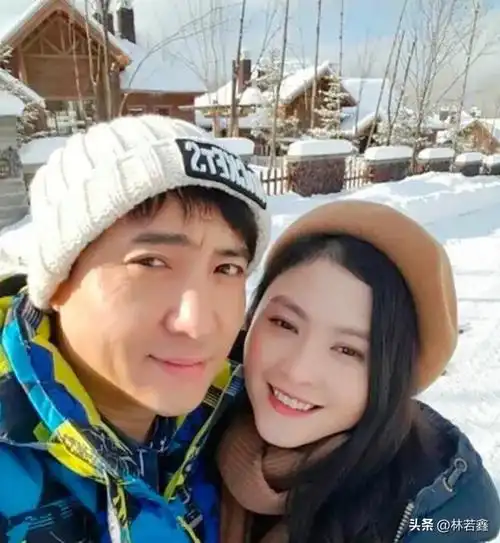 沈腾一家三口度假被偶遇,夫妻俩有说有笑,网友:王琦胖成贾玲