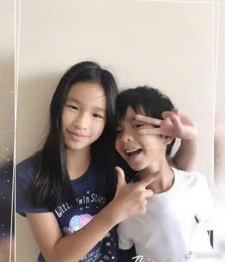 张庭一家四口罕露面大10岁老公头发全白一双儿女颜值差异太大