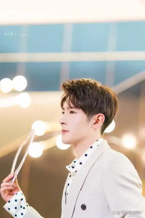 在视频中,女方腹部凸起,季肖冰途轻抚女友后背,两人当街接吻并一起