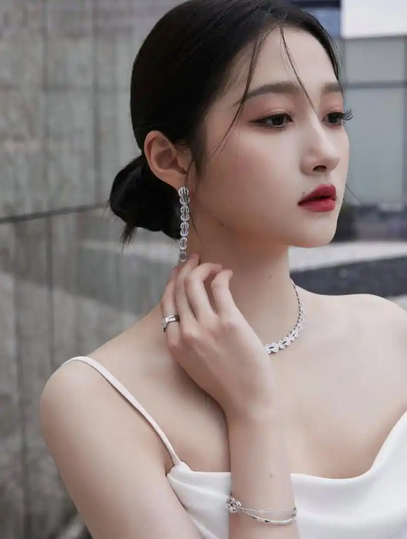 关晓彤i白月光和黑玫瑰,你更喜欢哪一个?