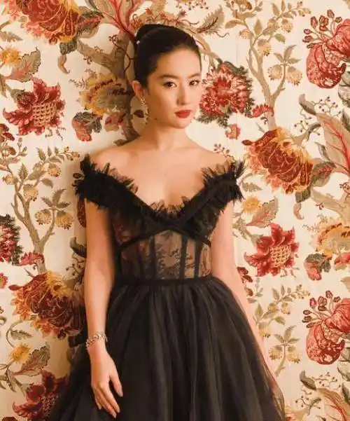 原创刘亦菲愚人节发动态,素颜与爱宠"儿子"合照,笑容满满都是爱_黑色