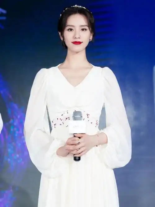 刘诗诗再现气质穿搭,一身白裙精致典雅又高级,优美天鹅颈好惹眼