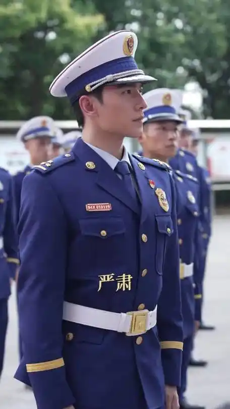 杨洋的身材真的好适合制服哇!