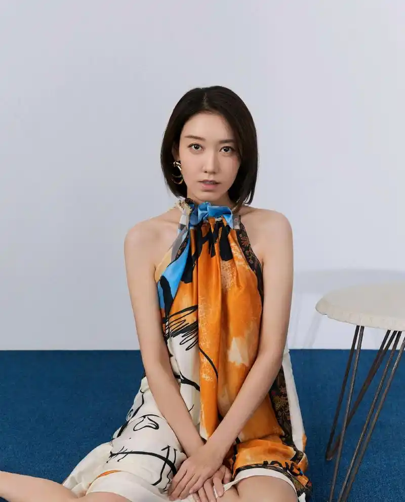 高露素颜现身机场一身黑的穿搭look很接地气