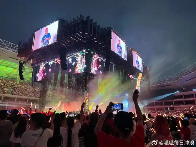 会像谈恋爱#华晨宇2023火星演唱会于昨日圆满收官,连开三场每场的红海