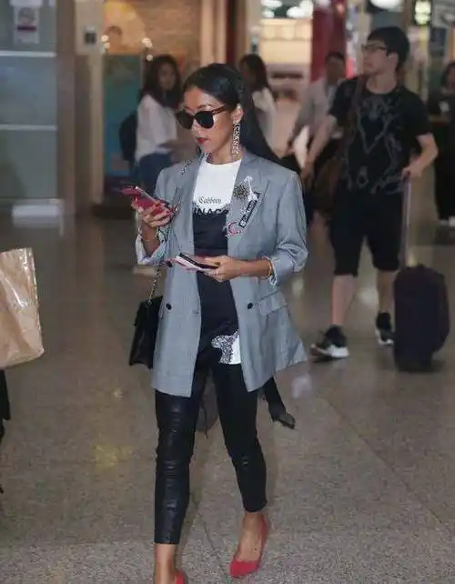 吉克隽逸穿真空西装出活动,162身高变172气场_版型_款式_魅力