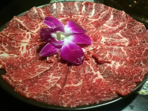 我们再点了「招牌卤味拼盘」,「细手切牛肉」,「蟹籽墨鱼滑」及