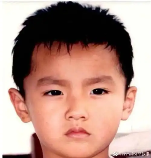 霍建华,应该都认得出来吧,眉清目秀的霍建华,真的是又奶又萌啊.