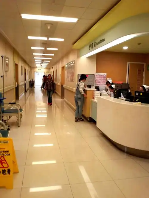 (纪实实拍组图)医院门前的天