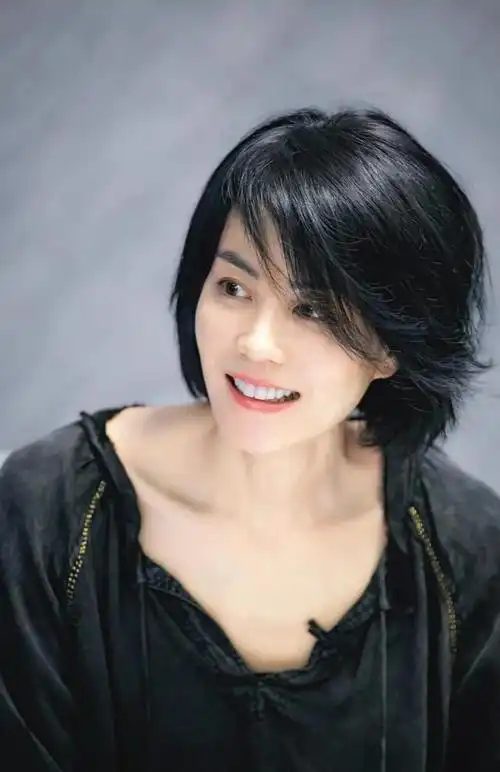 4月6日,有博主晒出了在法国巴黎偶遇王菲的照片.夸赞王菲太有气质.